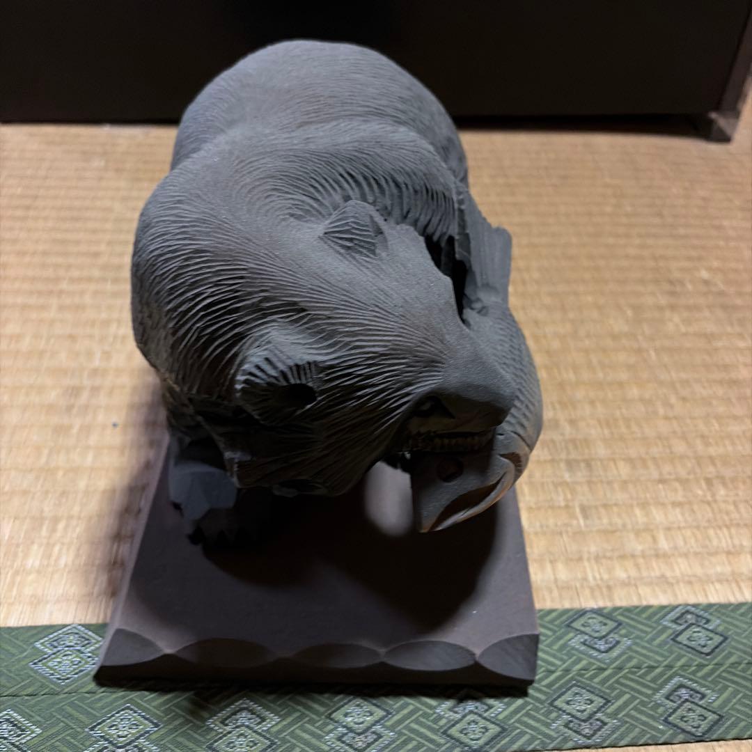 クマと魚の陶器彫刻