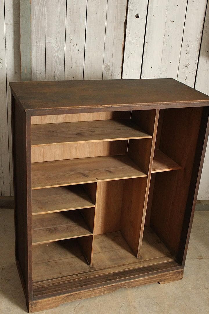 古く味のある木製の収納棚　食器棚　本棚　収納棚　古家具