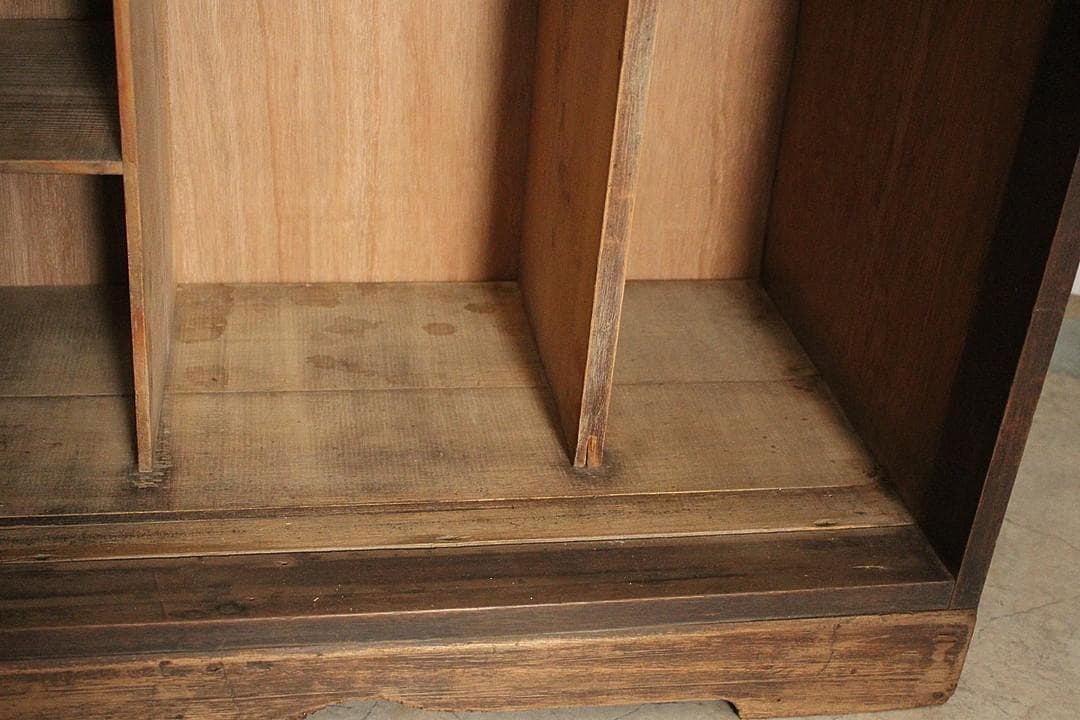 古く味のある木製の収納棚　食器棚　本棚　収納棚　古家具