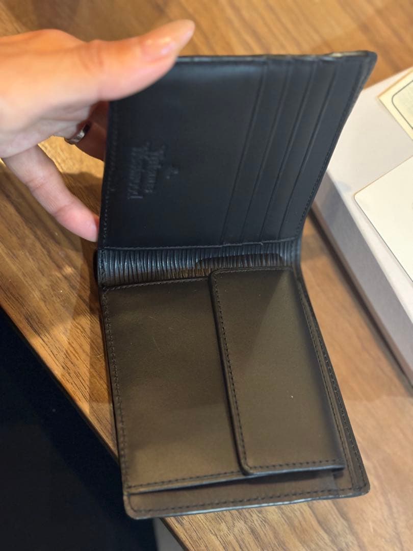 【新品未使用品】ヴィヴィアンウエストウッド 二つ折り財布 牛革