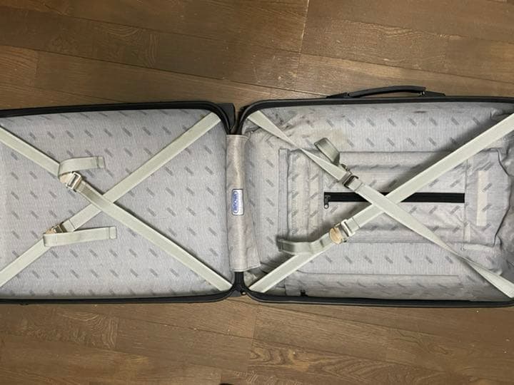 リモワ機内持ち込みポリカーボネートキャリーケース
