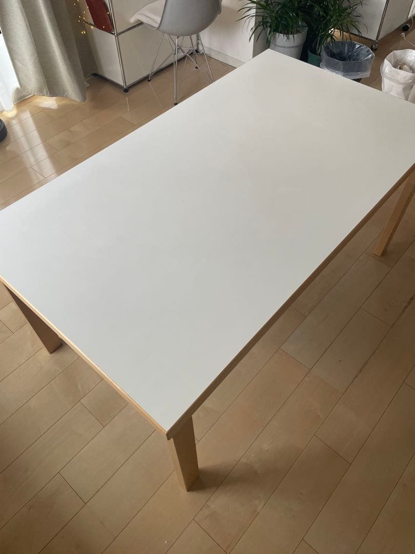 artak ホワイト　ダイニングテーブル　artek TABLE 82A
