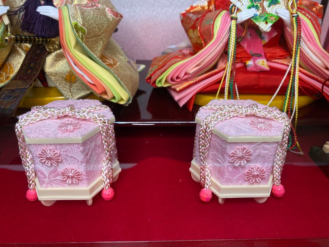 東京久月　雛人形オルゴール付き親王飾り・間口約５８×奥行約３６×高さ約３7㎝