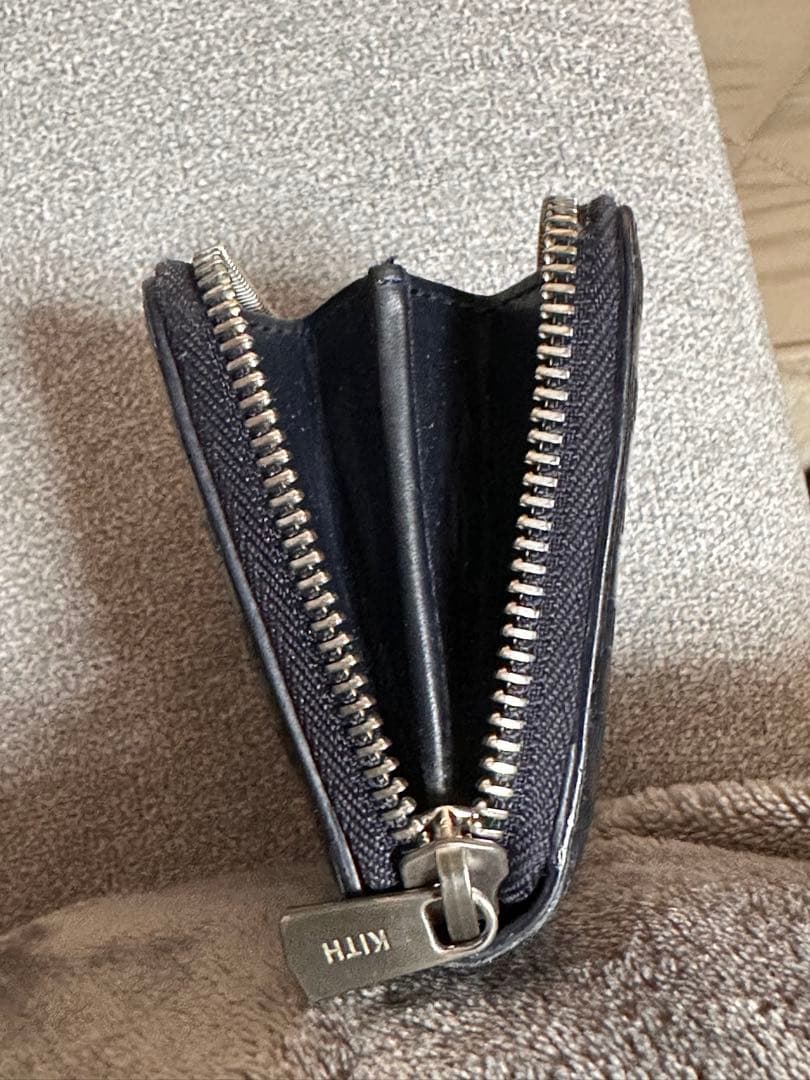 小物 kith zip wallet navy