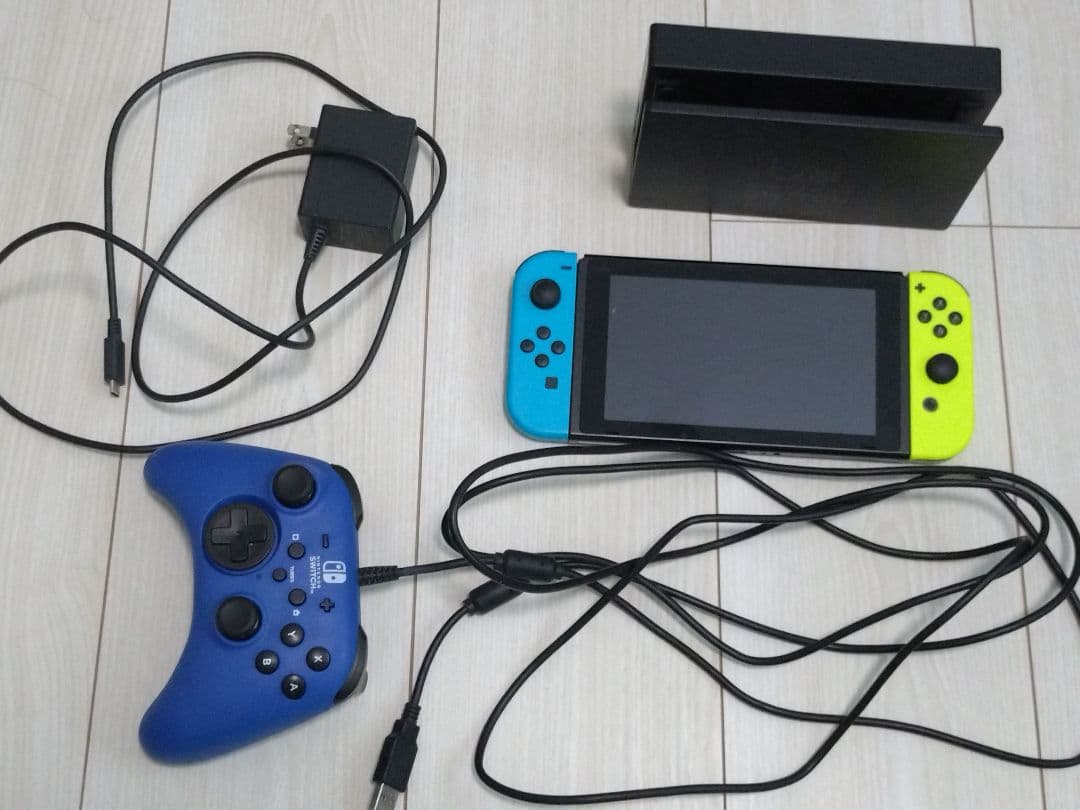 ゲ*ぴ様 Nintendo Switch 本体、ドック、充電器、、ホリコン付き