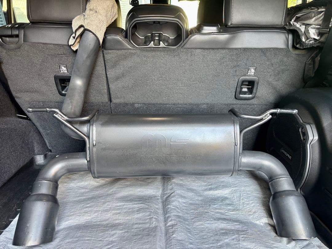 MAGNAFLOW マフラー ブラック仕上げ　JLラングラー　中古