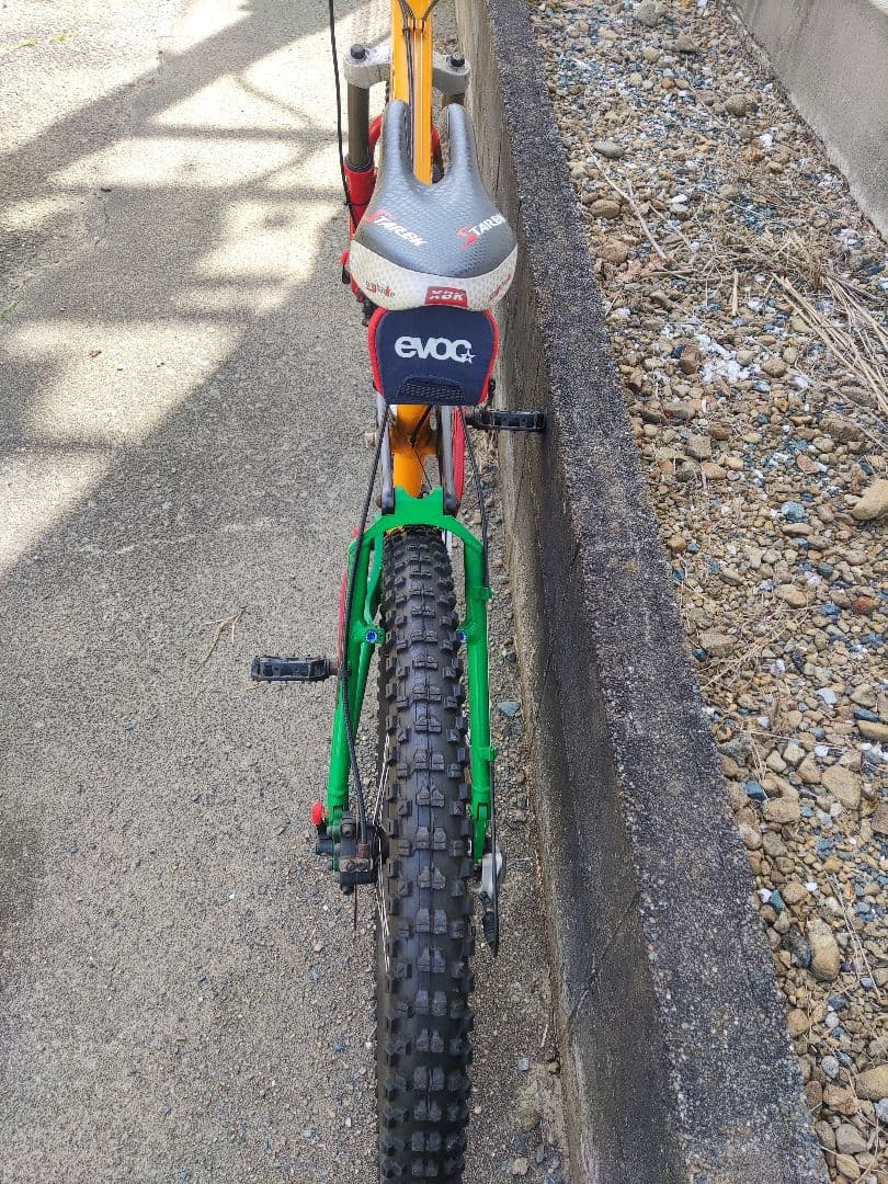 Kona マウンテンバイク カラーオレンジ/グリーン/レッド 26mtb