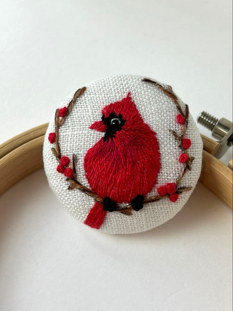 ハンドメイド刺繍ブローチ　911 ショウジョウコウカンチョウと赤い実