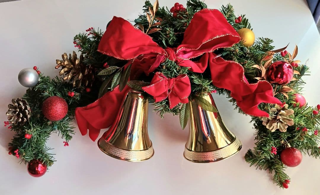 アーチストの制作した　クリスマスリース音楽がなります