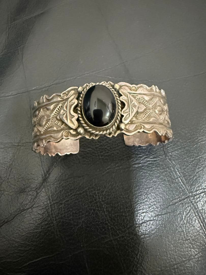 ナバホ族シルバー 彫刻デザイン バングル JA刻印