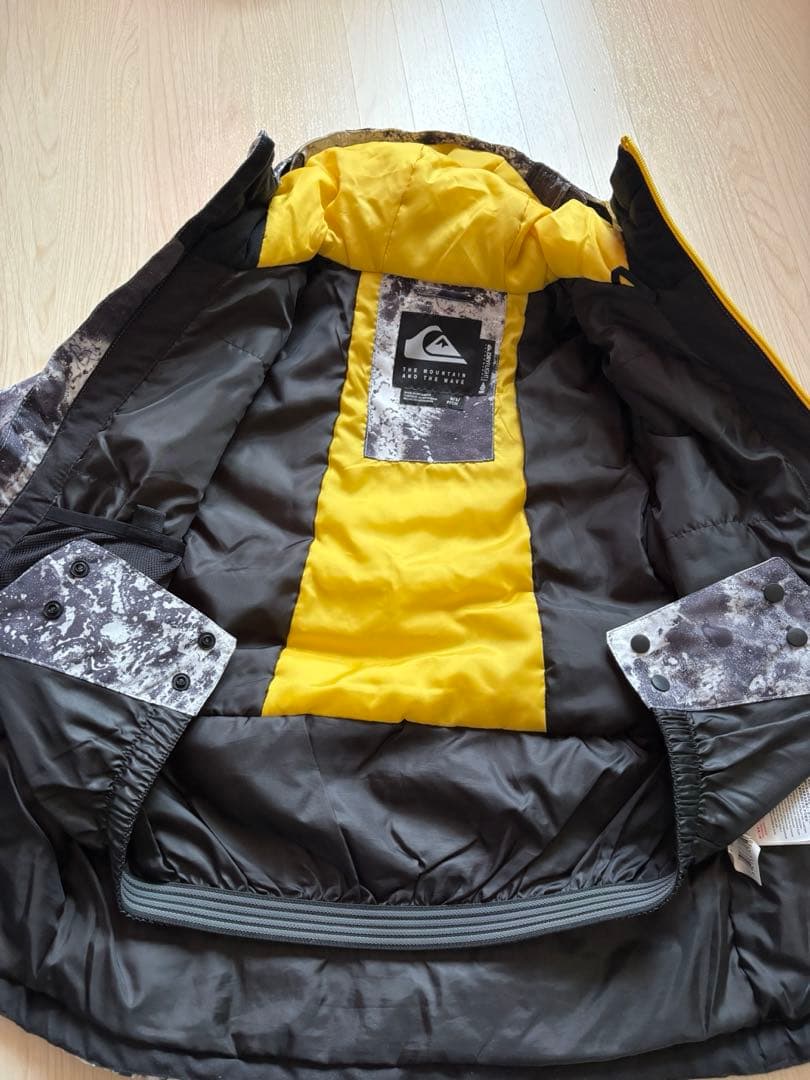 クイックシルバー　子ども用スノーボードウェア
