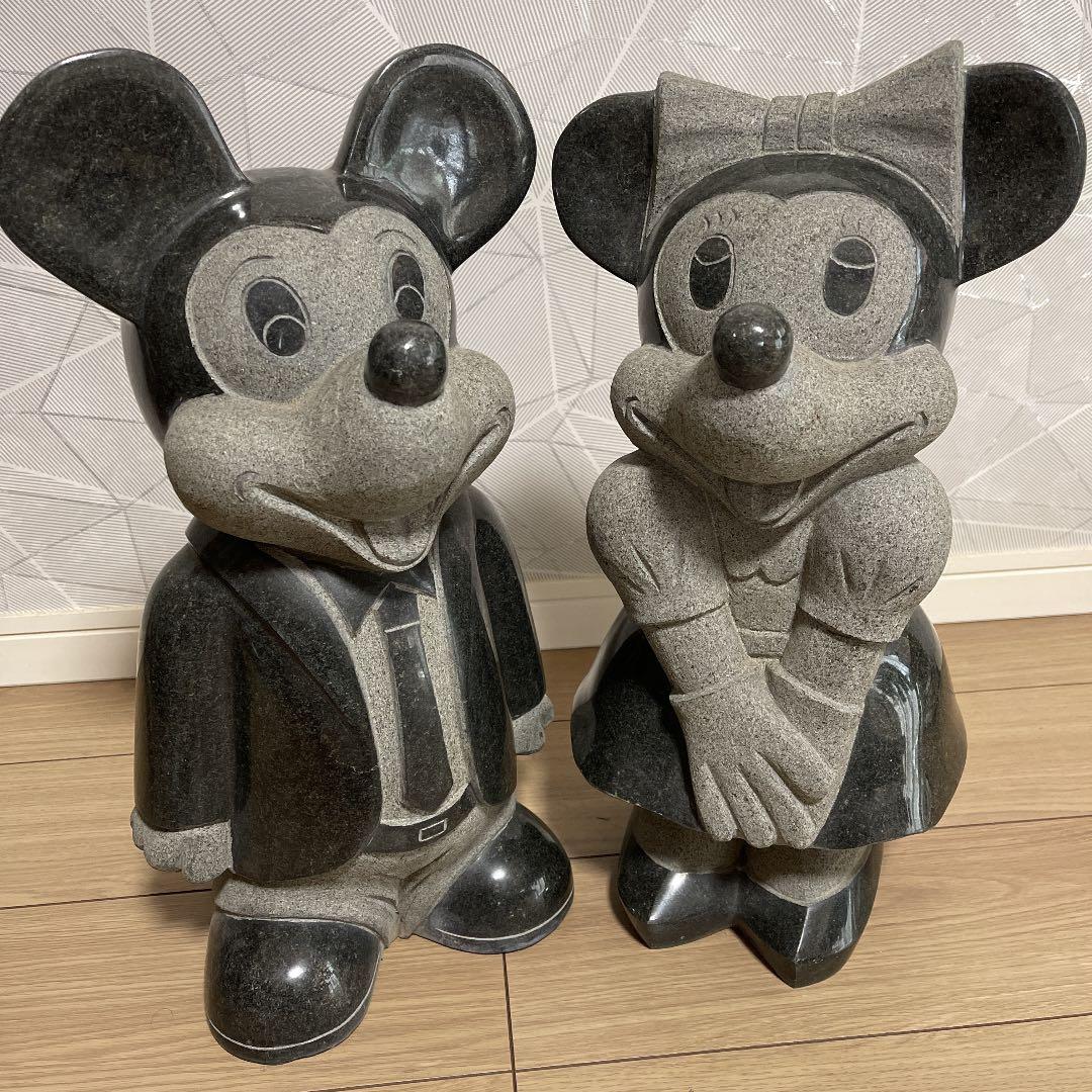 大理石で作られたミッキーマウスとミニーです！かなり重いです