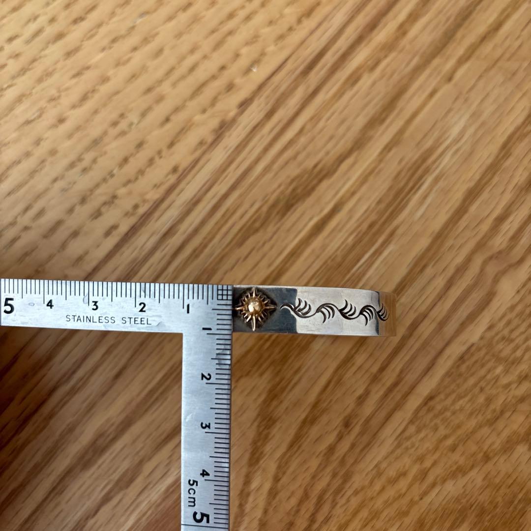 シルバー 彫刻模様 オープンバングル