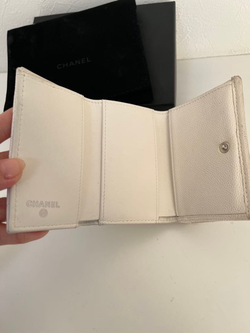 CHANEL マトラッセ　白　ホワイト　シャネル　三つ折り財布　キャビアスキン