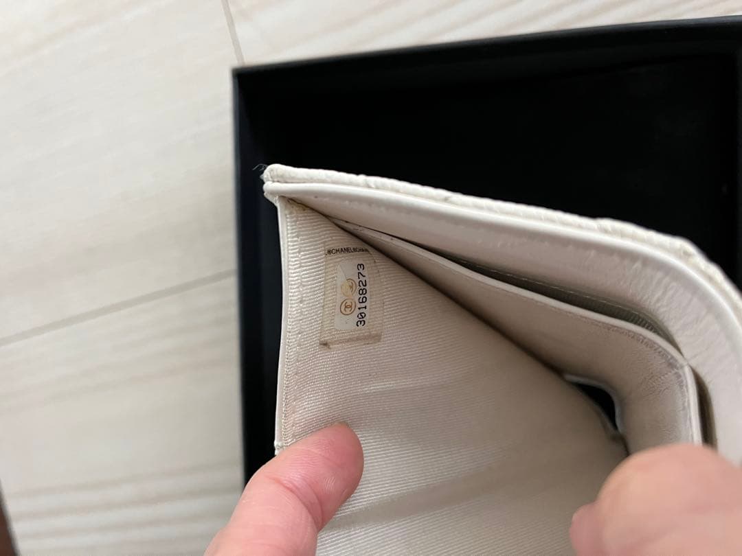 CHANEL マトラッセ　白　ホワイト　シャネル　三つ折り財布　キャビアスキン