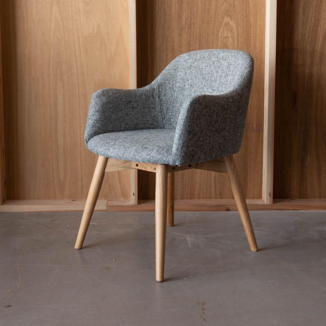 グレー 布張り アームチェア 木製脚