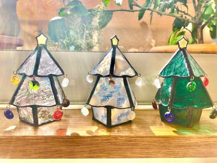 クリスマスツリーのナイトランプ　雪が降り積もった木