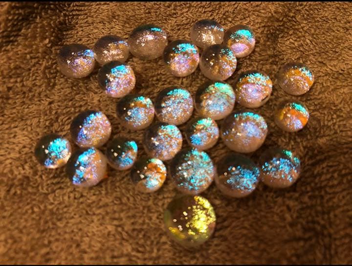 クリスマスツリーのナイトランプ　雪が降り積もった木