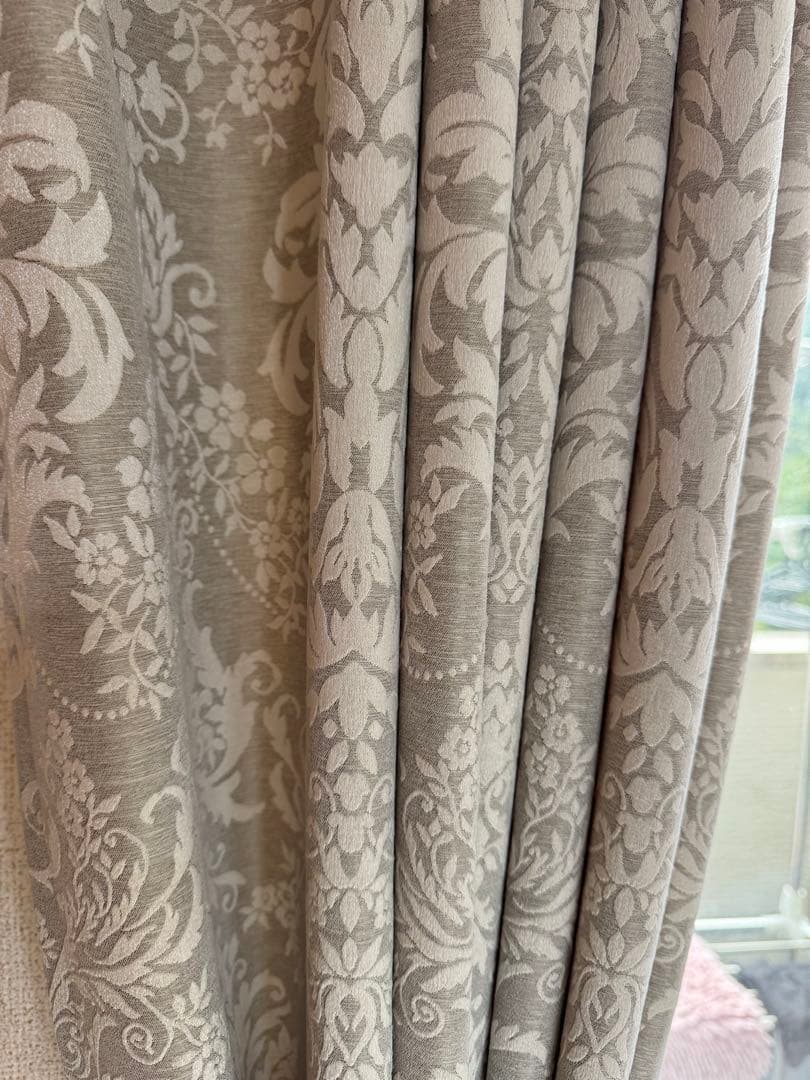 エレガントな花柄カーテン クリーム色 グレー　ファインテックス　オーダーカーテン