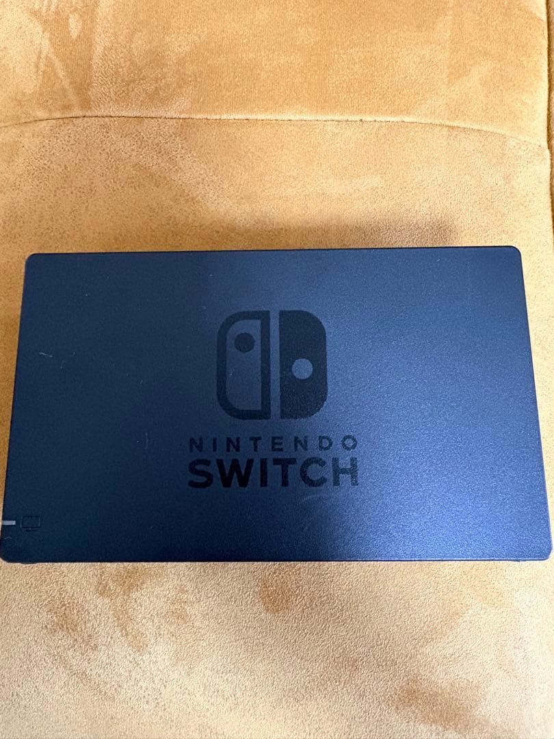 S*a様 NINTENDO switch 本体一式・ジョイコン2個付属【極美品】