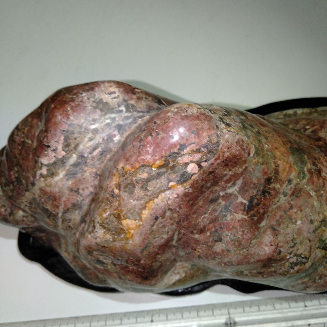 大型磨き水石　赤色系　五色石　美麗　台付き１個