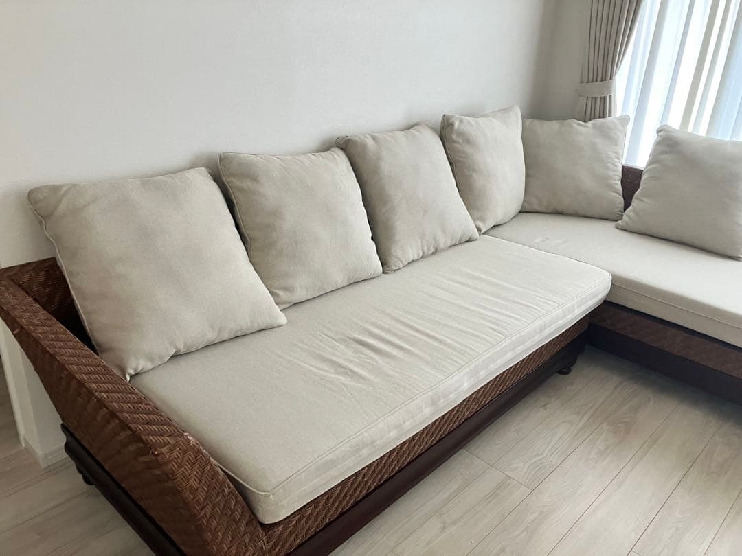 ②カジャ　ラタンカウチソファー　ベージュファブリック