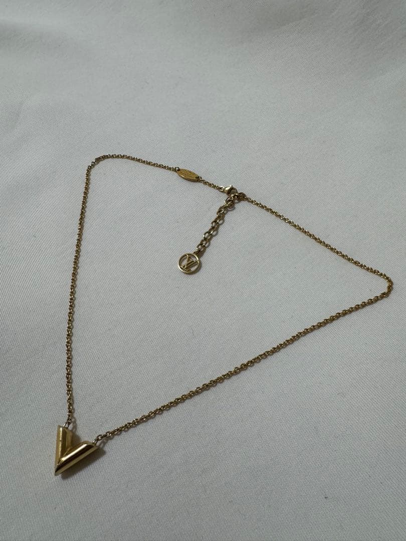 り*り様 LOUIS VUITTON ルイヴィトン エッセンシャルV M6108