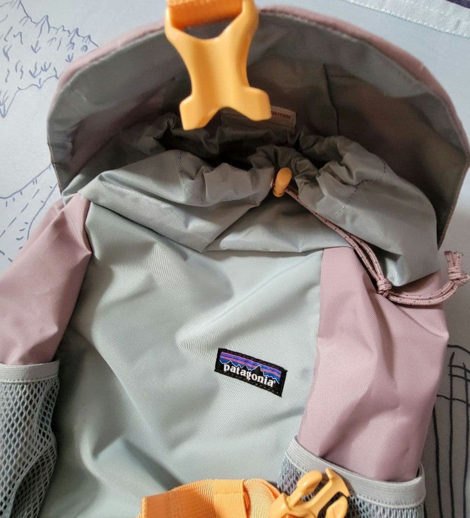 パタゴニア　キッズ デイパック 紫　新品　アウトドア　通学　リュック　学童