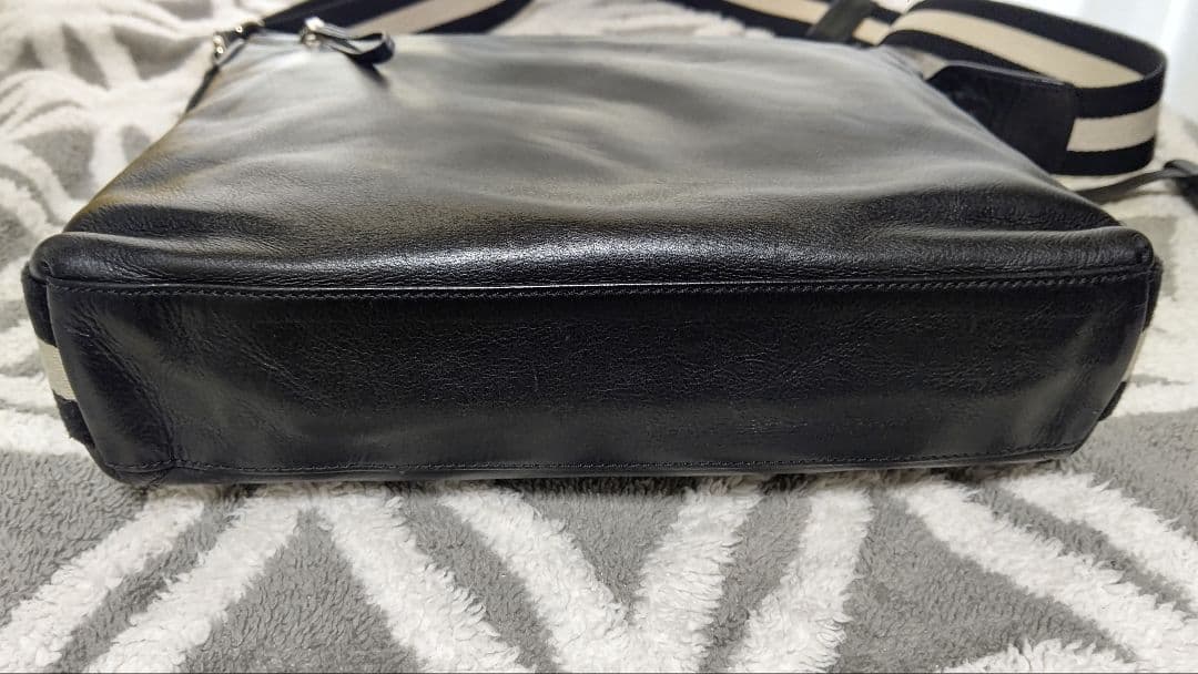 【BALLY】 バリー　レザーメッセンジャーバッグ　ブラック