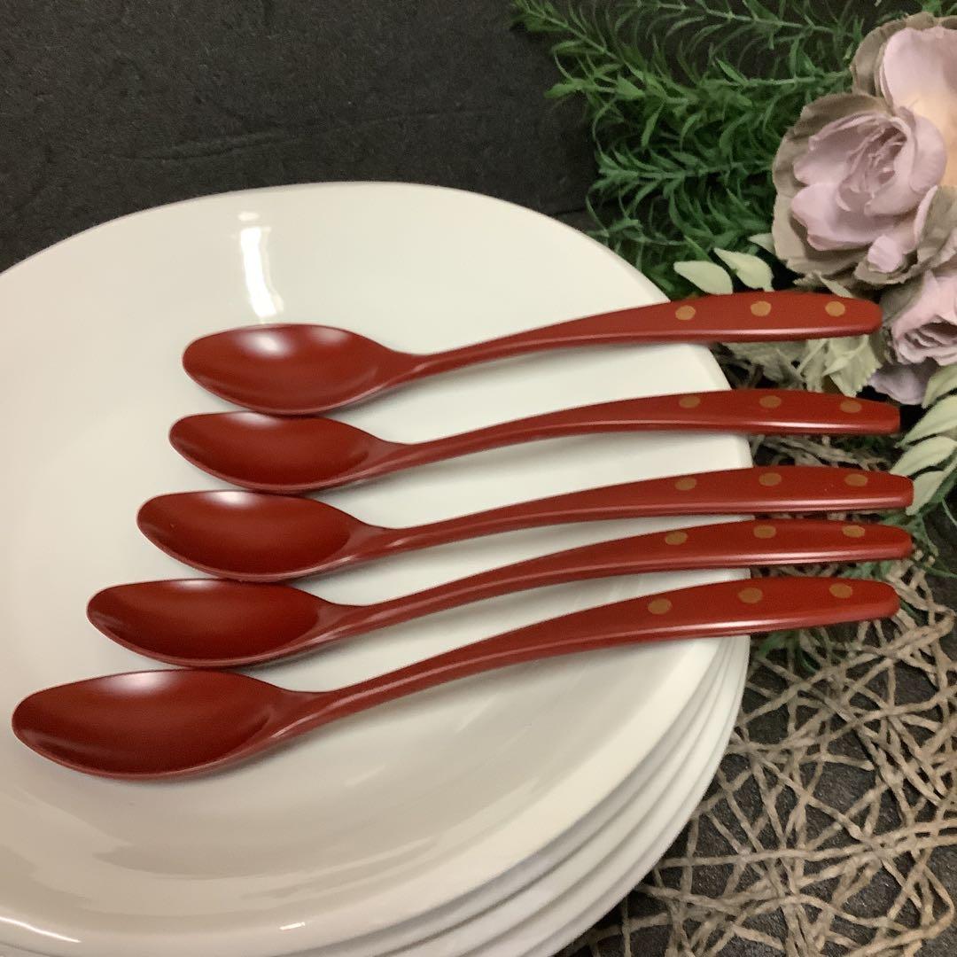 美濃焼　白磁・渦丸文様　24㎝プレート5枚(朱漆スプーン付き)