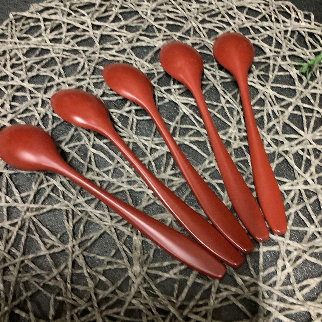 美濃焼　白磁・渦丸文様　24㎝プレート5枚(朱漆スプーン付き)