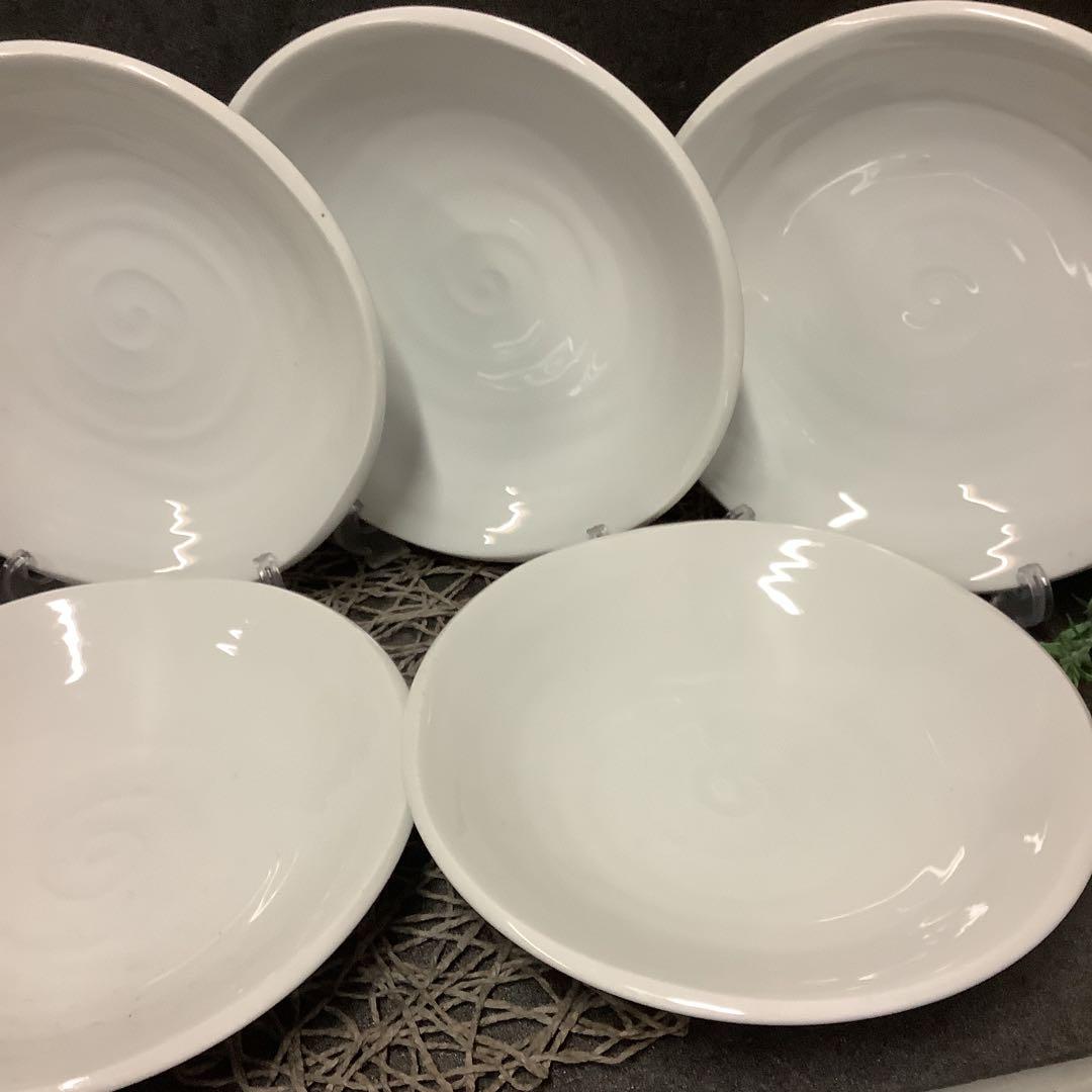 美濃焼　白磁・渦丸文様　24㎝プレート5枚(朱漆スプーン付き)