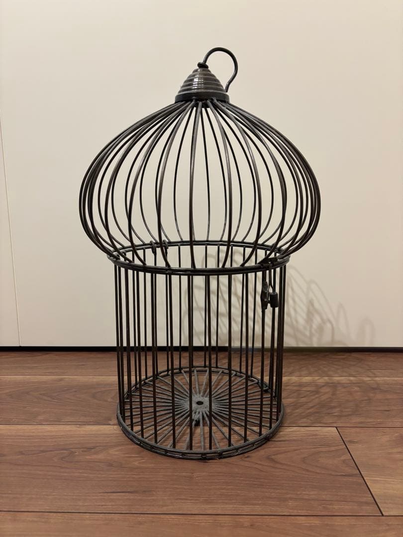 濃い銀色の金属製　インテリア鳥かご