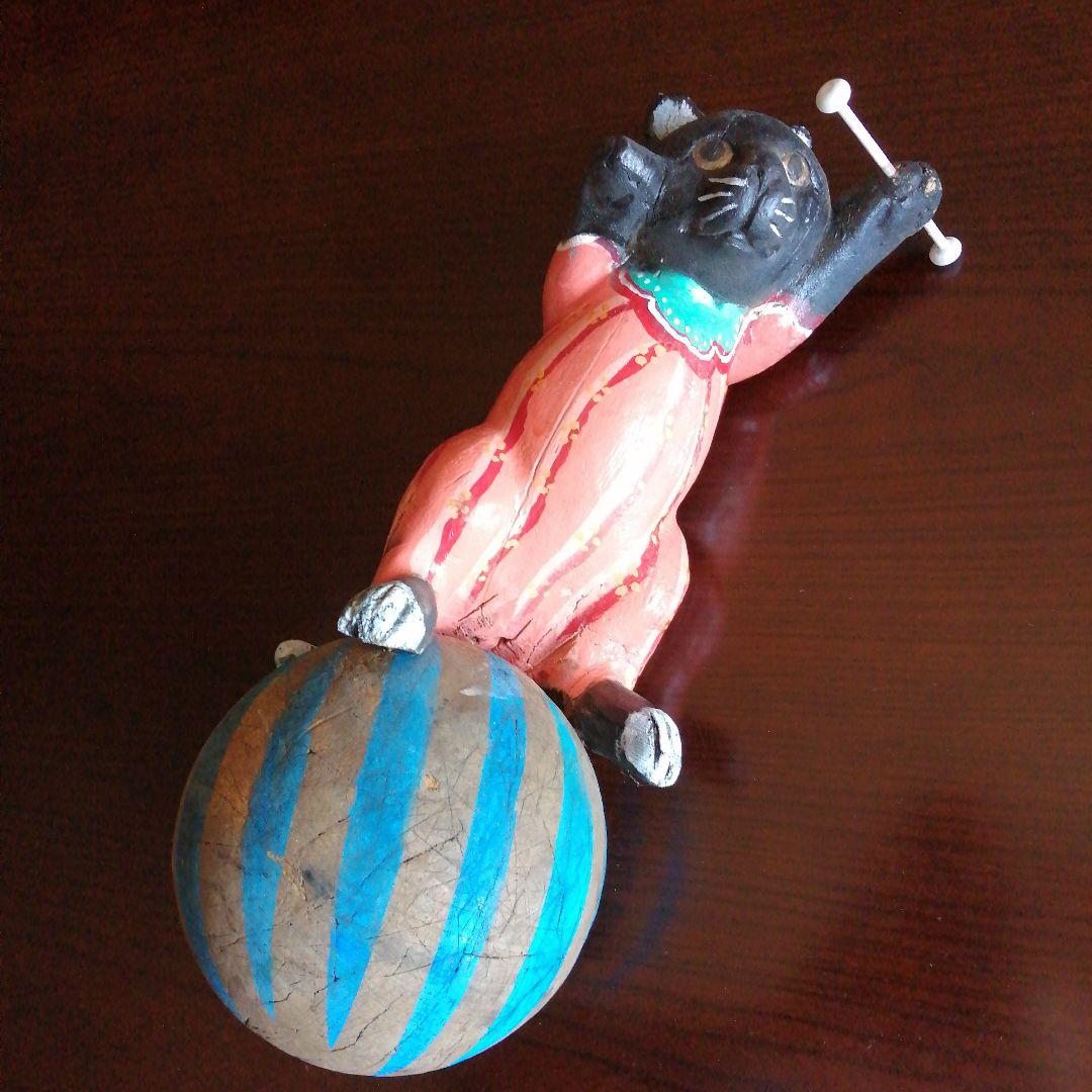 木彫りの猫　玉乗り猫　39cm
