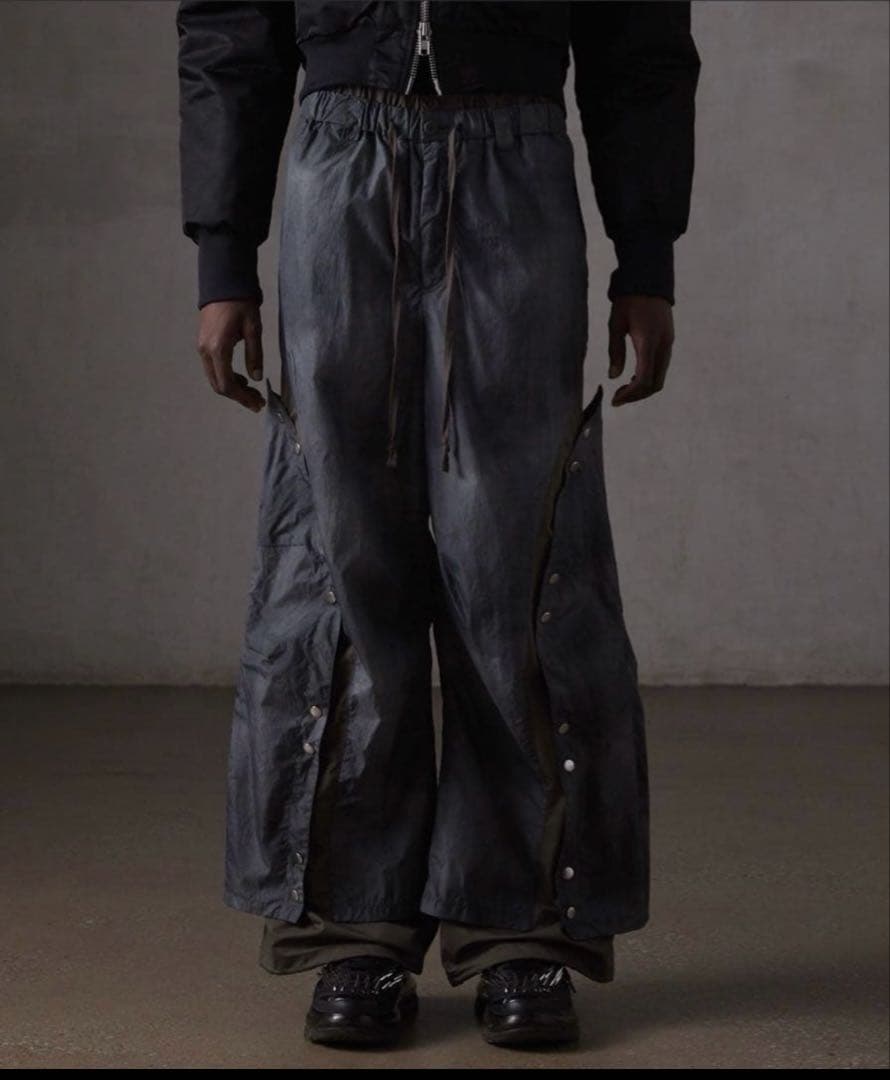 GRANCY ボタンレイヤードデザインナイロンパンツ　グレー　Sサイズ