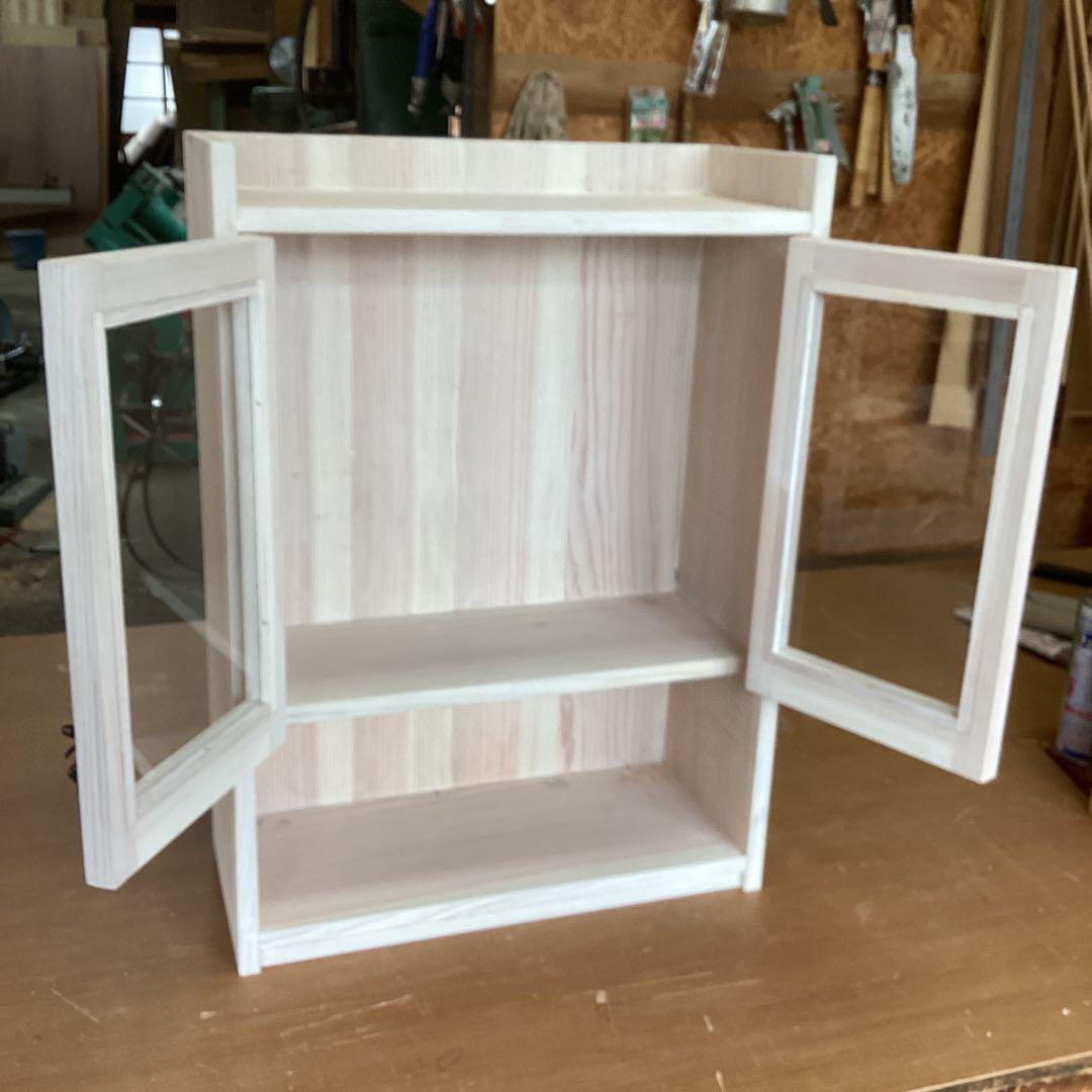 とってもオシャレ　木製キャビネット ガラス扉付き