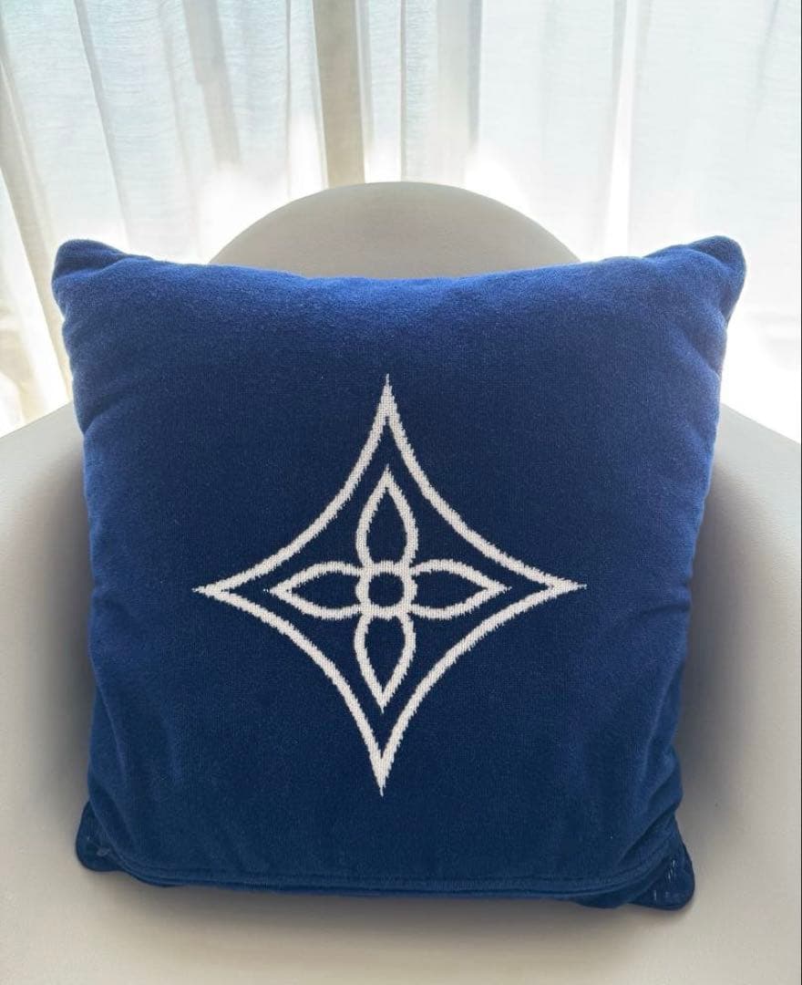 LOUIS VUITTONストライプロゴ クッション 保存袋付き