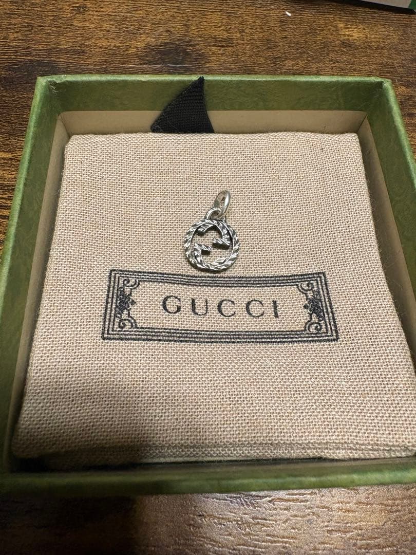 GUCCI シルバー ロゴチャーム ネックレス ペンダントトップ