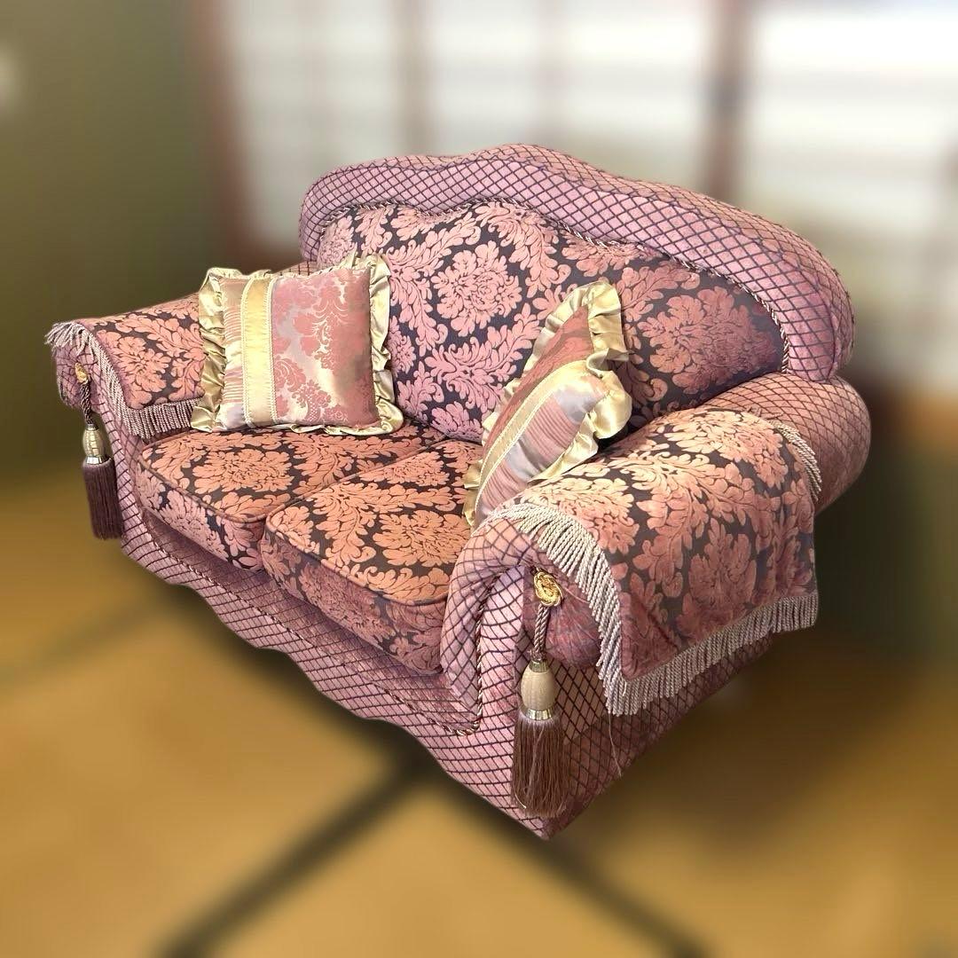 フローラルパターン ピンクソファ