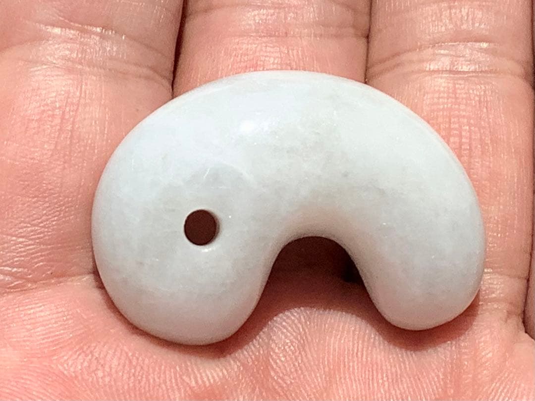 激安‼️氷*アイスジェイド糸魚川翡翠勾玉　何処にも無いお値段で‼️本物鑑別書取得品‼️