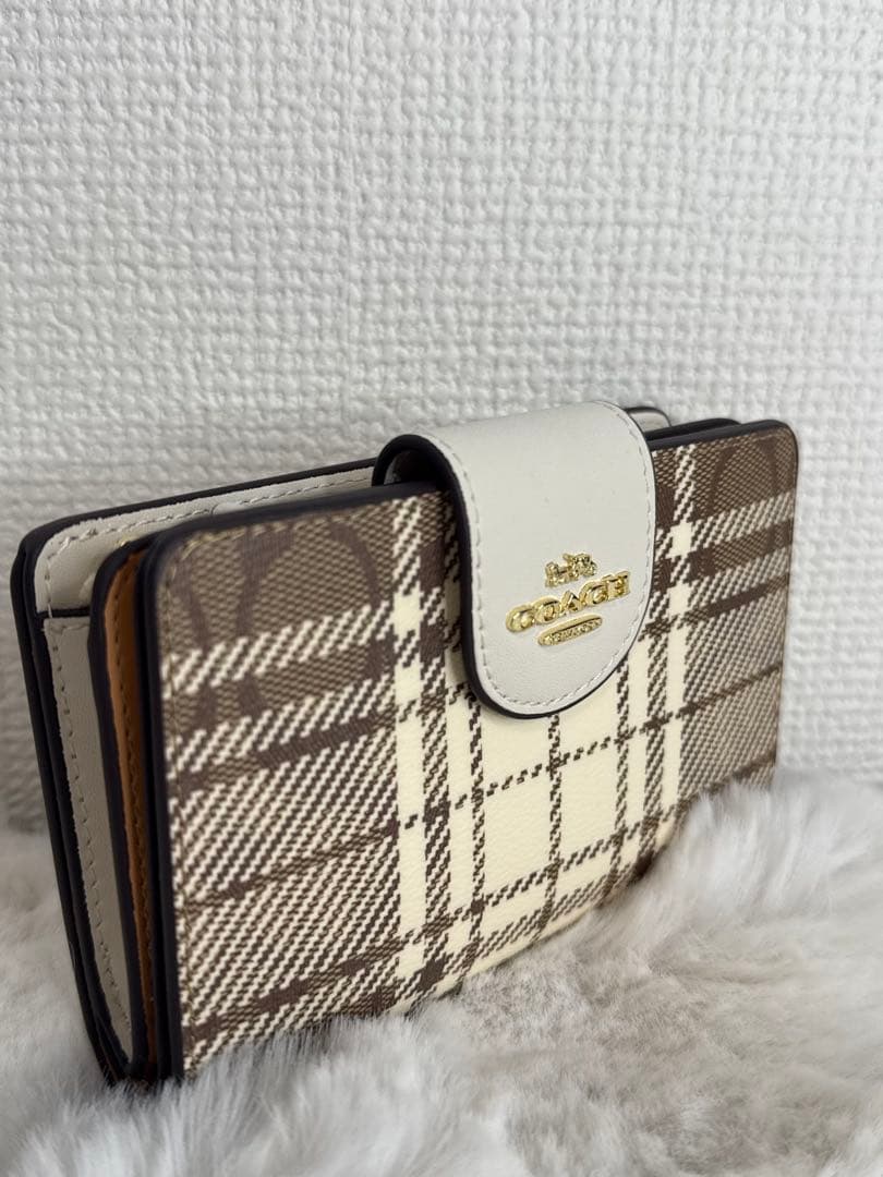 新品　コーチ二つ折り財布