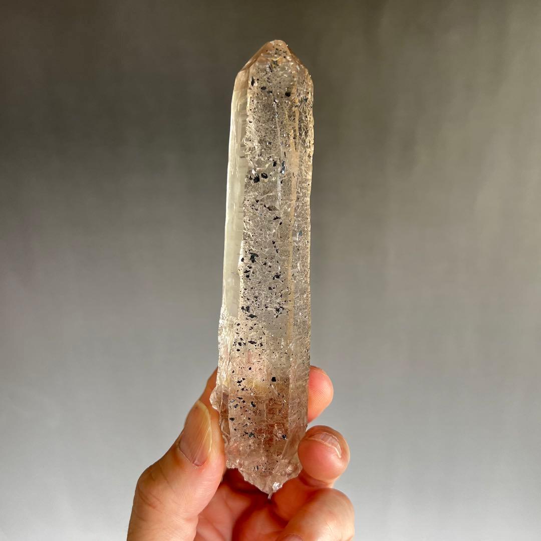 超レア　ガネーシュヒマール産　ヘマタイト付きクリスタル　ポイント