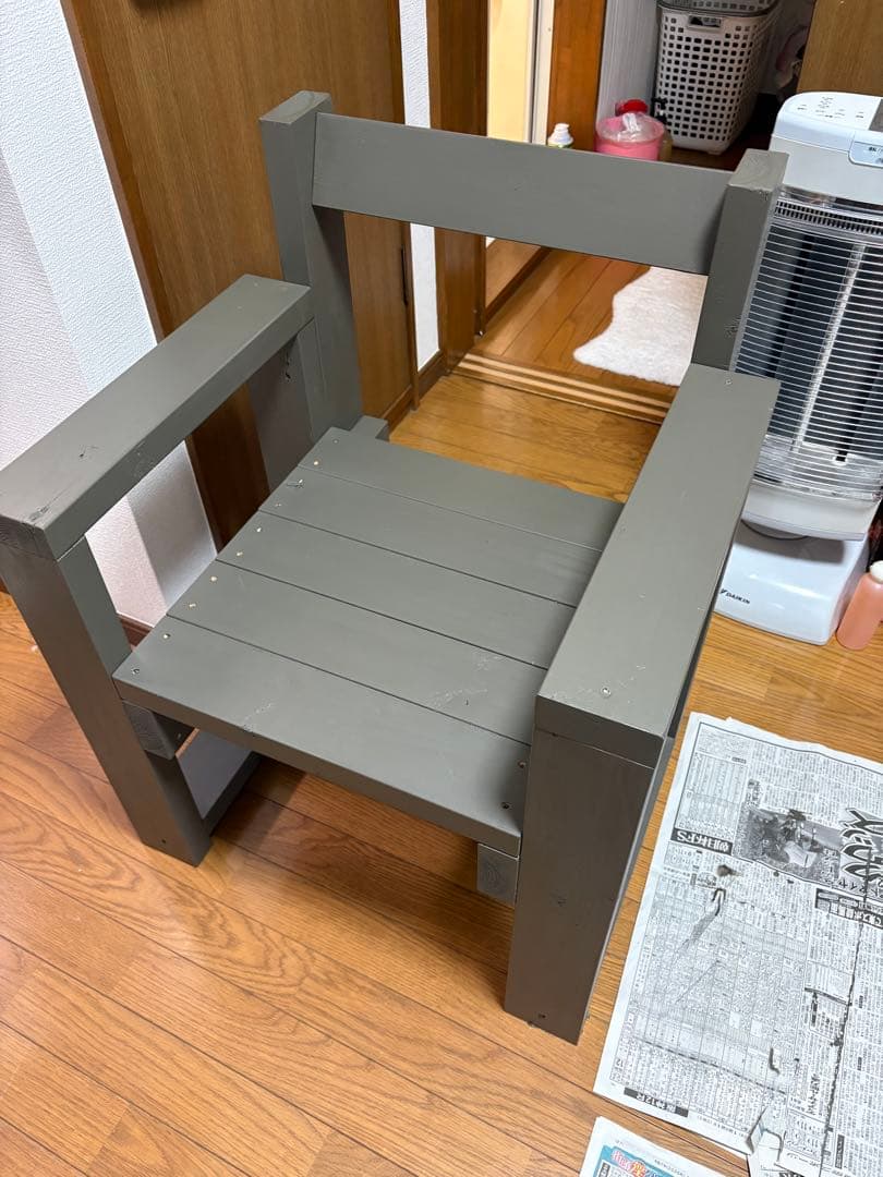 木製グレーアームチェア