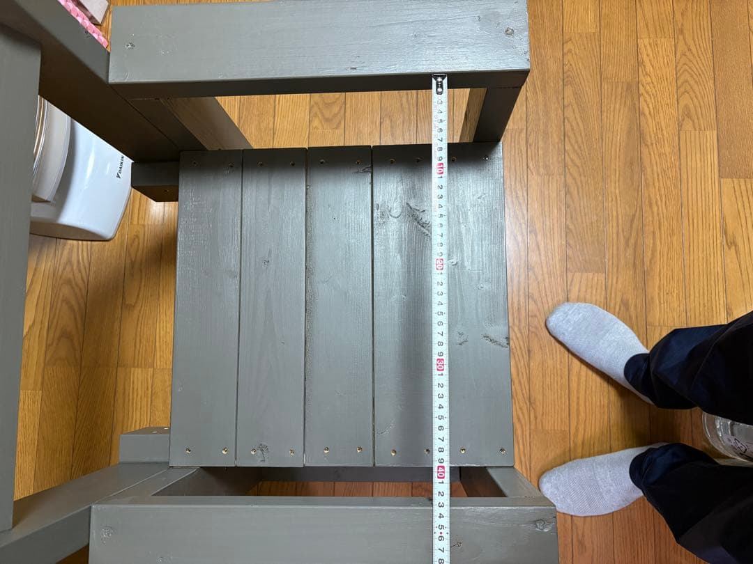 木製グレーアームチェア