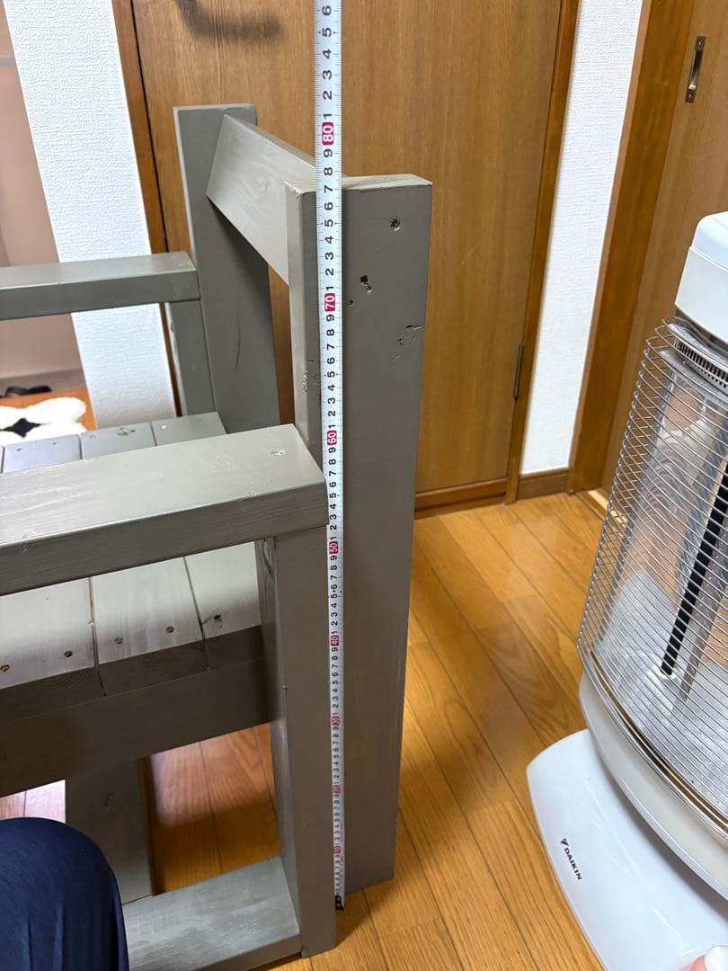 木製グレーアームチェア