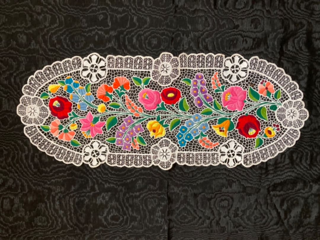 テーブルセンター　東欧雑貨　カロチャ刺繍　ハンガリー　ビンテージ　ドイリー