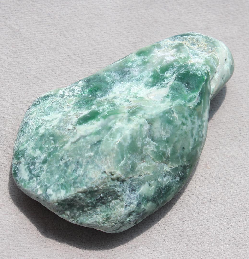 ［濃いめの緑］糸魚川翡翠 原石 131.5g