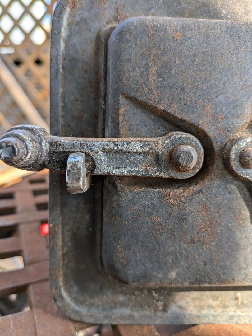 暖炉ペチカの投入口