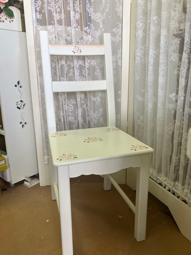 薔薇のステンシルの食卓椅子 デスク用、テーブル用サイズのチェア 木製 1人掛け