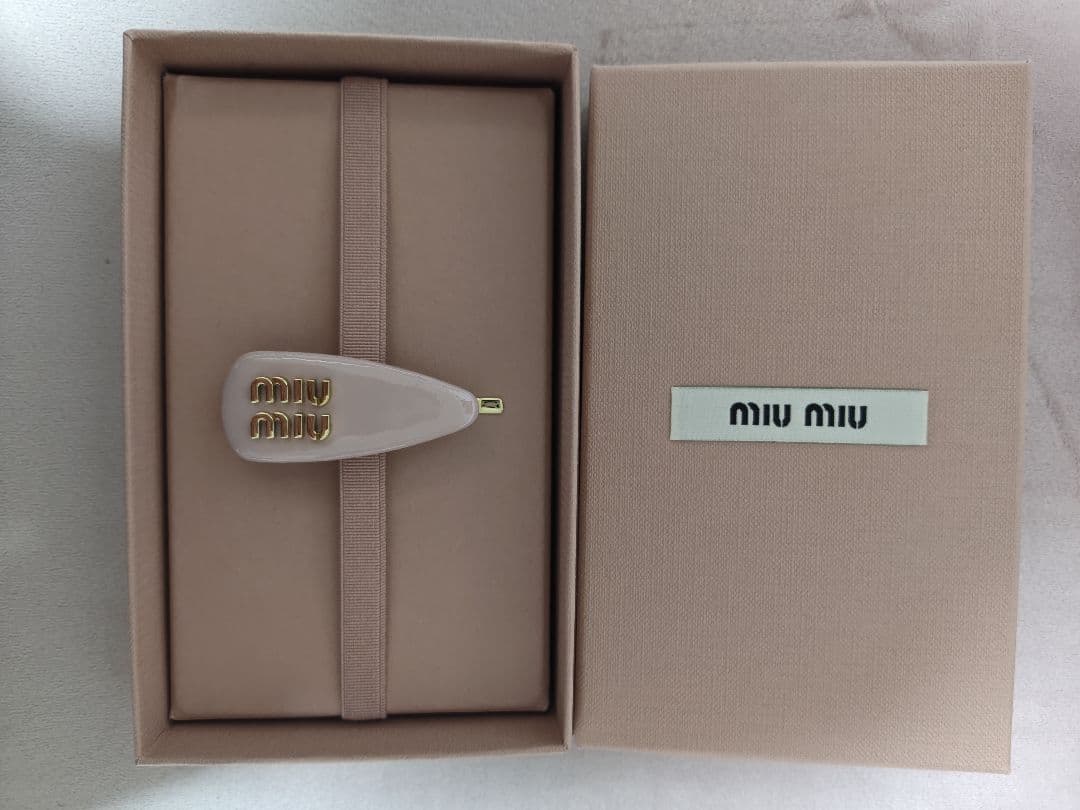miu miu ヘアクリップ 羊革 バレッタ ピンクベージュ TWICE サナ